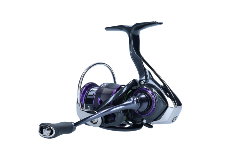 Макара с преден аванс - DAIWA '22 PROREX V LT, ултра-лека рибарска макара с алуминиево тяло и гладко навиване на линия.