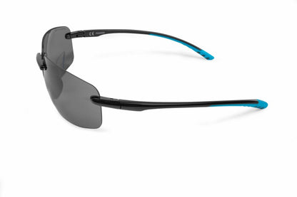 Поляризирани слънчеви очила PRESTON X-LT POLARISED SUNGLASSES - сиви лещи с черна рамка и сини детайли.