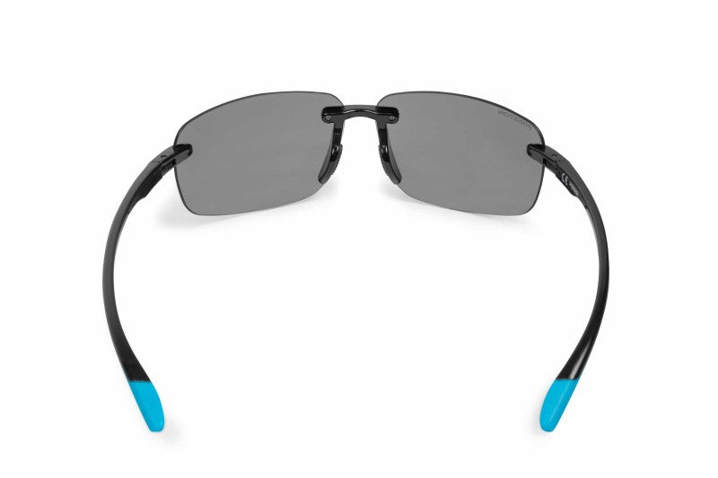 Поляризирани слънчеви очила PRESTON X-LT POLARISED SUNGLASSES - сиви лещи, изглед отзад с черни рамки и сиви лещи.
