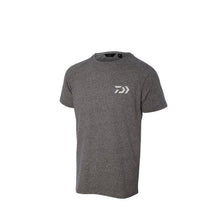 Тениска DAIWA D-VEC T-SHIRT -  светло сива с бяло лого, удобна къс ръкав тениска с лого.