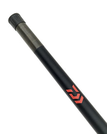 Удължител за дръжка за кеп DAIWA D-VEC 1.5M LANDING NET HANDLE EXTENSION, черен и с червен логотип.