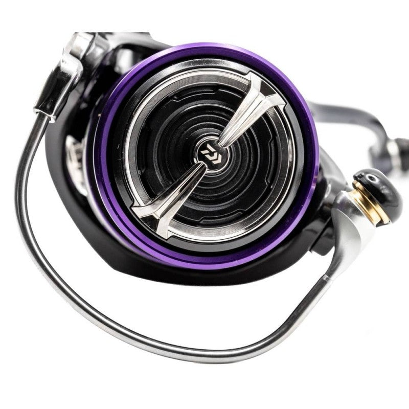 Макара с преден аванс - DAIWA '22 PROREX LT MQ, видно зъбно колело и иновативен дизайн в атрактивен лилав цвят.