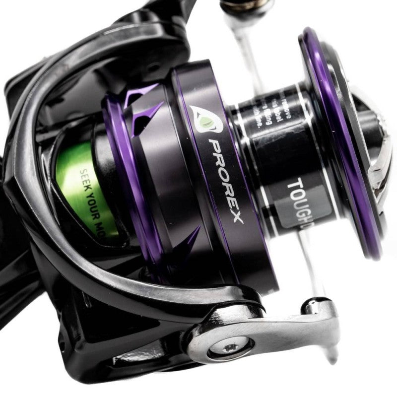 Макара с преден аванс - DAIWA '22 PROREX LT MQ с черен и лилав дизайн, показваща детайли на зъбно колело.