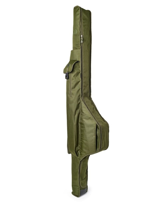 Шаранджийски калъф Daiwa ’23 BLACK WIDOW 3 ROD HOLDALL 12FT in green color, designed for securing fishing rods.