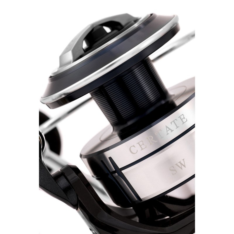 Макара за морски риболов - 21 DAIWA CERTATE SW (G) 10000 P - детайл от дизайна на макарата.