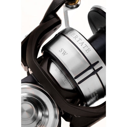 Макара за морски риболов - 21 DAIWA CERTATE SW (G) 10000 P в детайл с MQ дизайн и устойчиви материали.