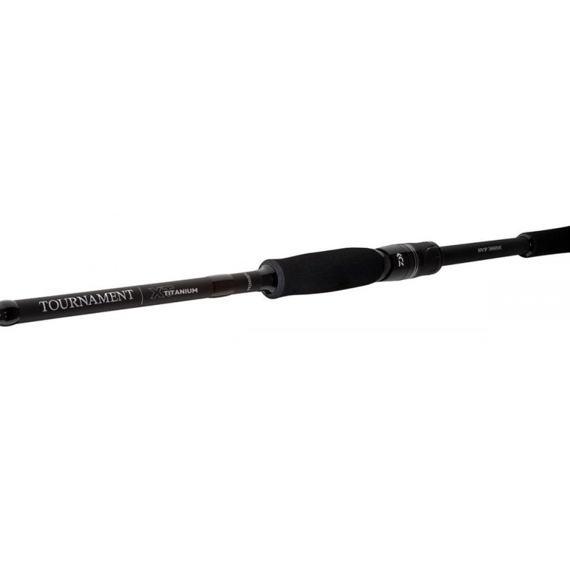 Спининг въдица DAIWA 23 TOURNAMENT XT TITANIUM SPIN - 3.05m/5-35gr на фона на бяла повърхност.