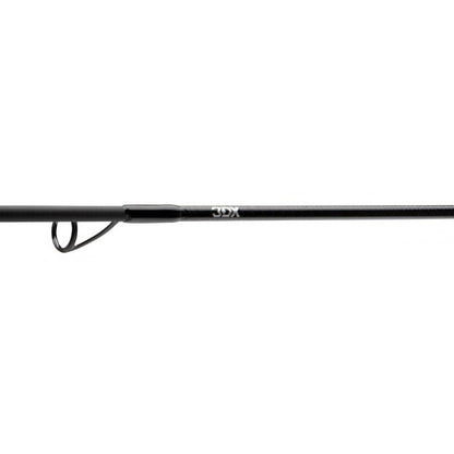 Спининг въдица DAIWA 23 TOURNAMENT XT TITANIUM SPIN - 2.35m/14-42gr, показваща карбонова конструкция.