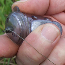 Фидер хранилка MIDDY SPEED CAP FEEDER SIDE MATCH LEAD - 35gr, показана в ръка с монтирана линия за риболов.