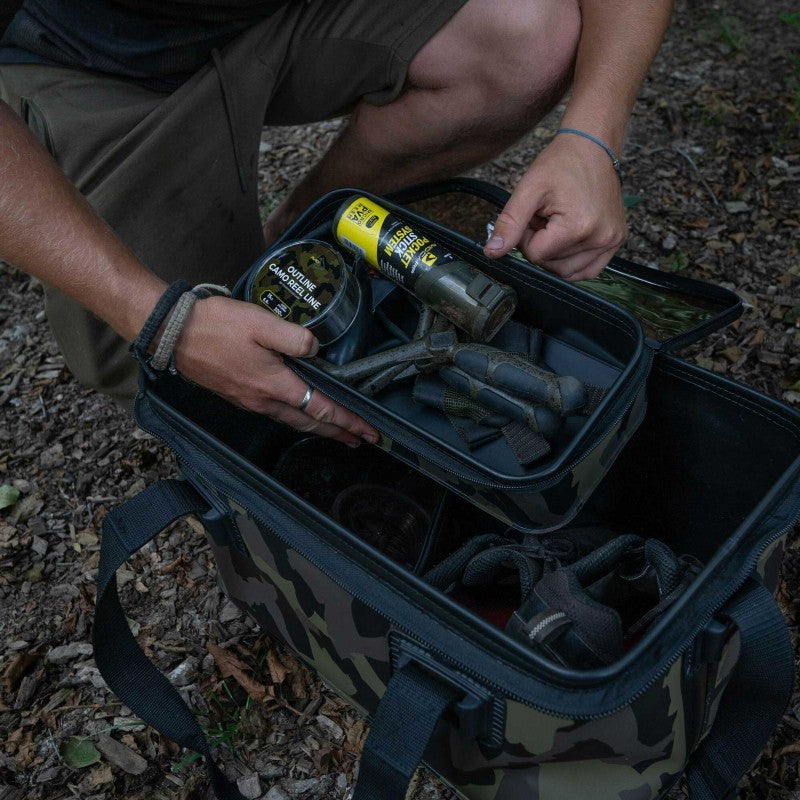 Чанта AVID STORMSHIELD PRO POUCH с тактически принадлежности в камуфлажна чанта.