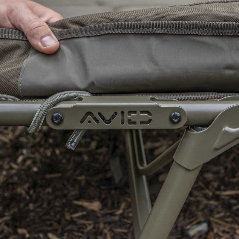 Легло - AVID CARP Benchmark LevelTech Bed close-up with adjustable features and high-quality design.