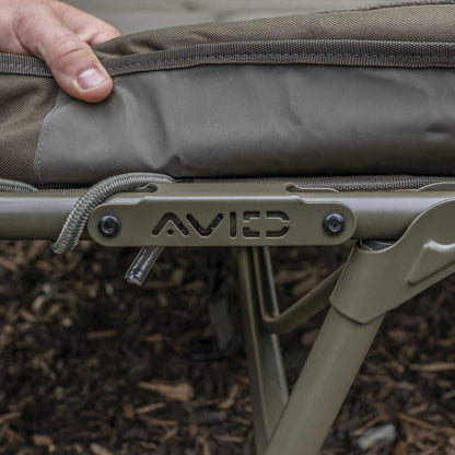 Легло - AVID CARP Benchmark LevelTech Bed close-up with adjustable features and high-quality design.