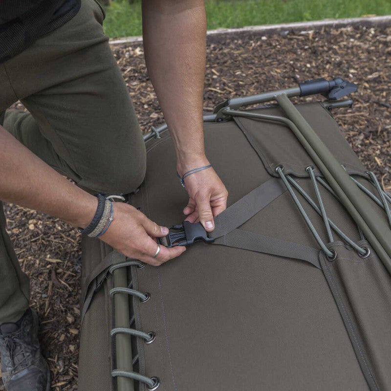 Легло - AVID CARP Benchmark LevelTech Bed being adjusted for optimal comfort.