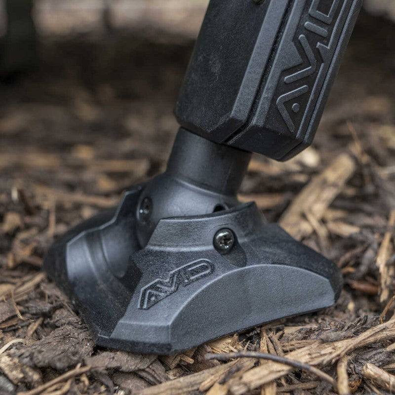 Легло - AVID CARP Benchmark LevelTech Bed angle showing sturdy base support on ground.