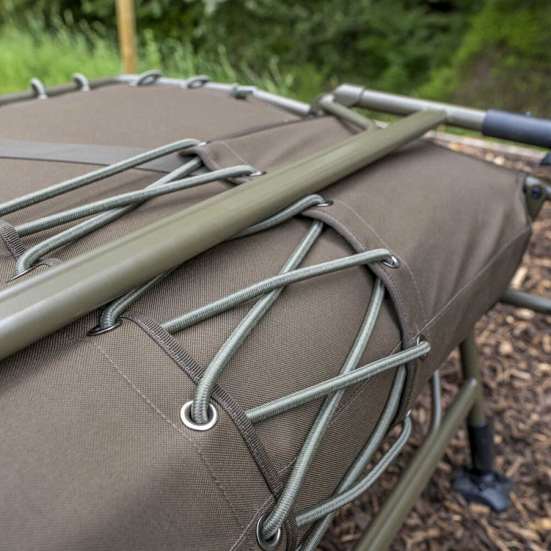 Легло - AVID CARP Benchmark LevelTech Bed detail with straps and support frame.