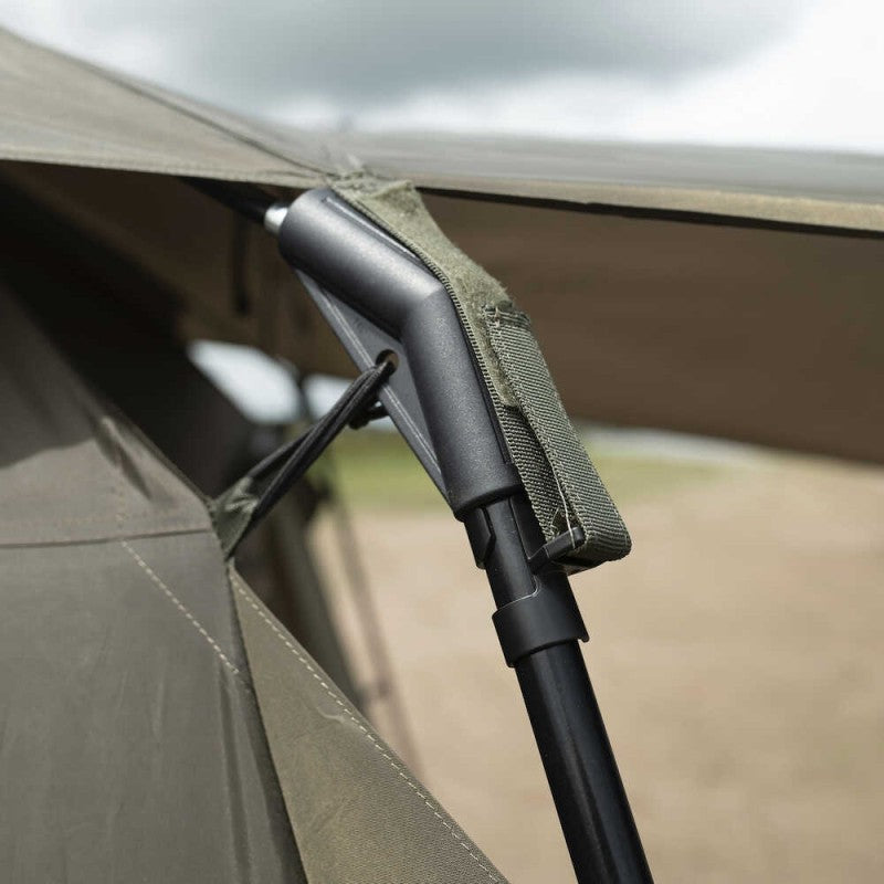 Тента за палатка AVID CARP Screen House 4D Peaked Skull Cap close-up of support pole and fabric attachment.