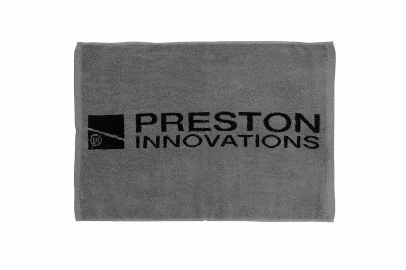 Кърпа за ръце PRESTON Hand Towel в сиво с лого на PRESTON INNOVATIONS, идеална за риболов.