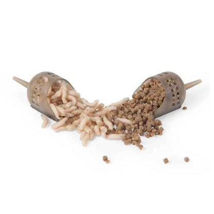 Хранилка за фидер PRESTON INLINE STICKY FEEDER - L/XL с пелети и червеи в действиe.