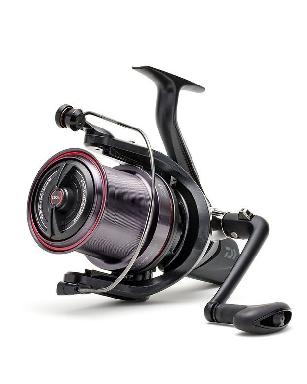 Шаранджийска макара - DAIWA 22 WHISKER 45 SCW QD OT, представена в детайли с черен и червен дизайн.