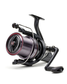 Шаранджийска макара - DAIWA 22 WHISKER 45 SCW QD OT, представена в детайли с черен и червен дизайн.
