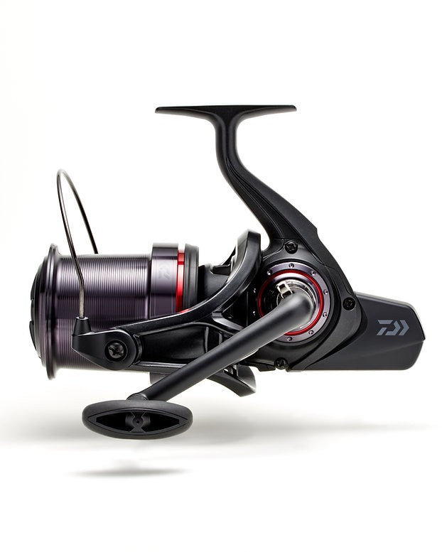 Шаранджийска макара - DAIWA 22 WHISKER 45 SCW QD OT с елегантен дизайн и иновационна авансова система.