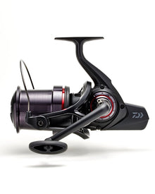 Шаранджийска макара - DAIWA 22 WHISKER 45 SCW QD OT с елегантен дизайн и иновационна авансова система.
