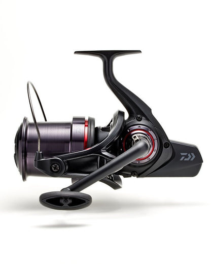 Шаранджийска макара - DAIWA 22 WHISKER 45 SCW QD OT с елегантен дизайн и иновационна авансова система.