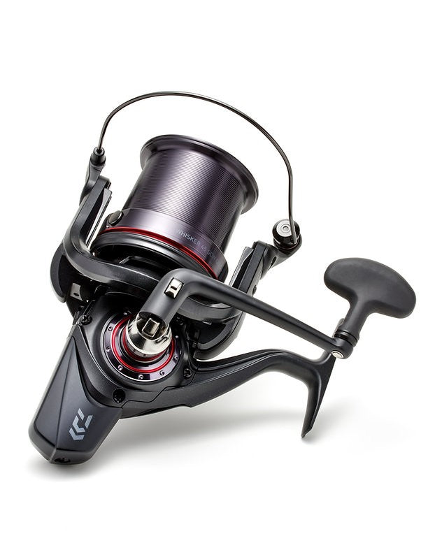 Шаранджийска макара - DAIWA 22 WHISKER 45 SCW QD OT с иновативна QDM авансова система за риболов