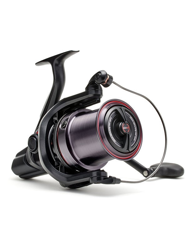 Шаранджийска макара - DAIWA 22 WHISKER 45 SCW QD OT в черен цвят с метална шпула.