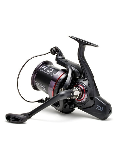 Шаранджийска макара - DAIWA 22 WHISKER 45 SCW QD OT, представена отстрани с черен дизайн и бобина.
