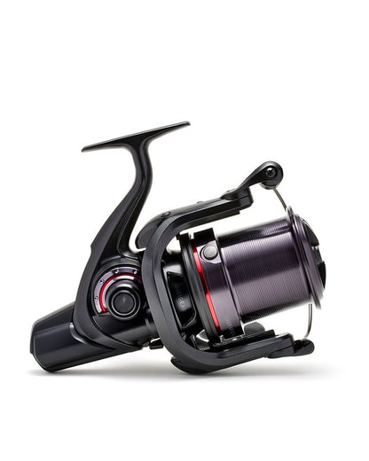 Шаранджийска макара - DAIWA 22 WHISKER 45 SCW QD OT в черен цвят, подходяща за риболов.