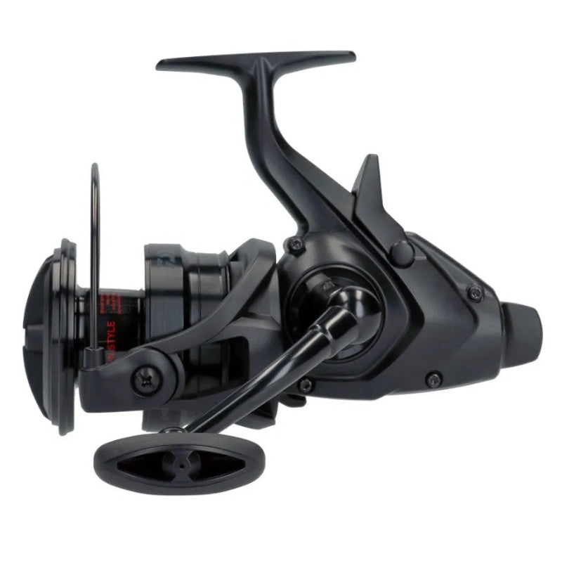 Байтрънър макара - DAIWA 22 EMBLEM BR 10000 - черна риболовна макара с прецизен аванс и мощна предавка