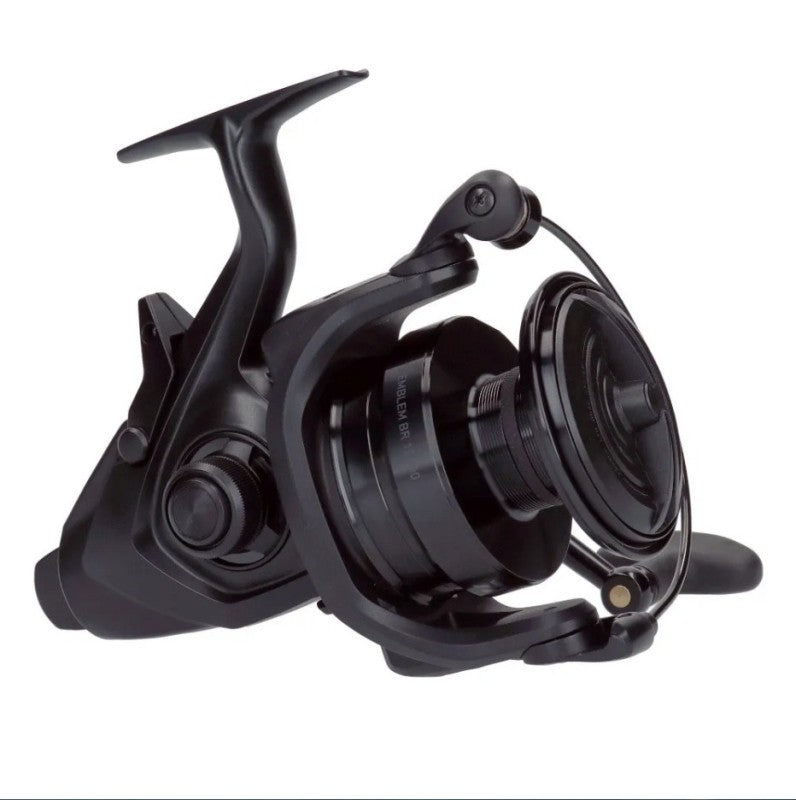 Байтрънър макара - DAIWA 22 EMBLEM BR 10000, черна макара за риболов с мощен контрол за големи риби.