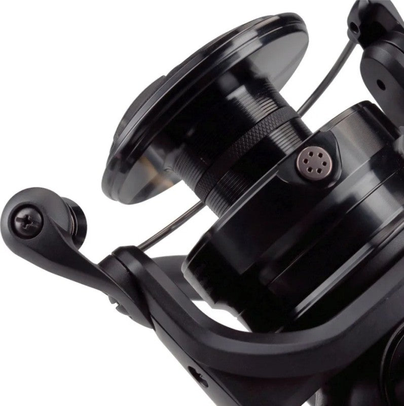 Байтрънър макара - DAIWA 22 EMBLEM BR 10000 детайл на макарата с черен облик и прецизен аванс.