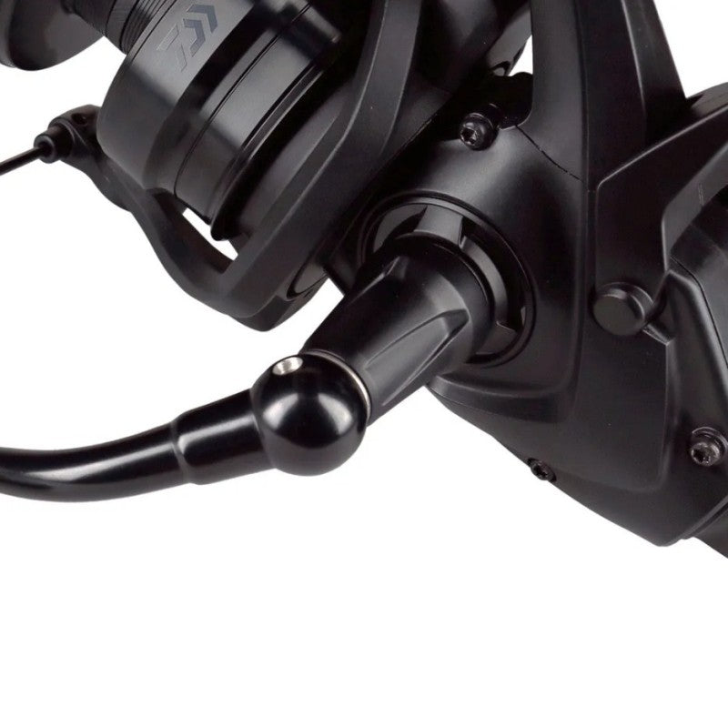 Байтрънър макара - DAIWA 22 EMBLEM BR 10000 с детайли на ръкохватката и корпуса