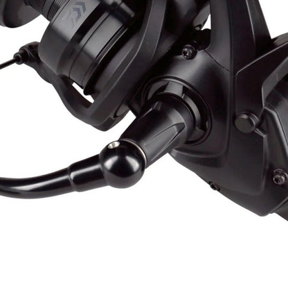 Байтрънър макара - DAIWA 22 EMBLEM BR 10000 с детайли на ръкохватката и корпуса