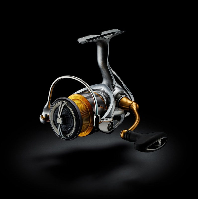 Спинингова макара - DAIWA 21 FREAMS LT с иновативен дизайн и технологии, идеална за риболов.