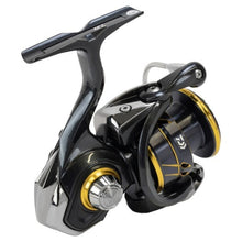 Макара Daiwa 22 CALDIA LT MQ (EU) с черен и златист дизайн, идеална за риболов.