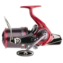 Макара DAIWA 23 EMBLEM SURF 45 SCW QD TYPE-R, червена и черна, идеална за сърфкастинг риболов.