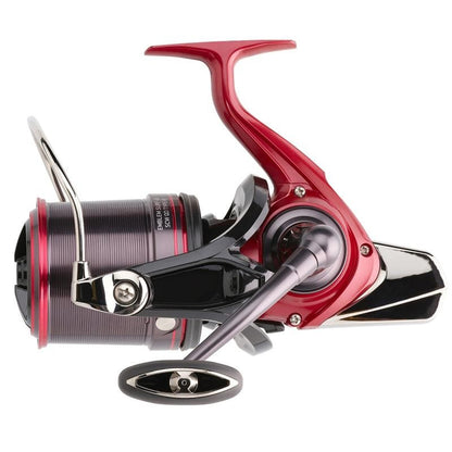 Макара DAIWA 23 EMBLEM SURF 45 SCW QD TYPE-R, червена и черна, идеална за сърфкастинг риболов.
