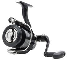 Макара с преден аванс DAIWA 23 MATCHMAN, черен риболовен инструмент с прецизно управление.