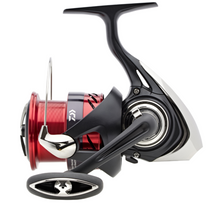 Макара с преден аванс DAIWA 23 NINJA MATCH & FEEDER с червен шпул и иновативен дизайн.