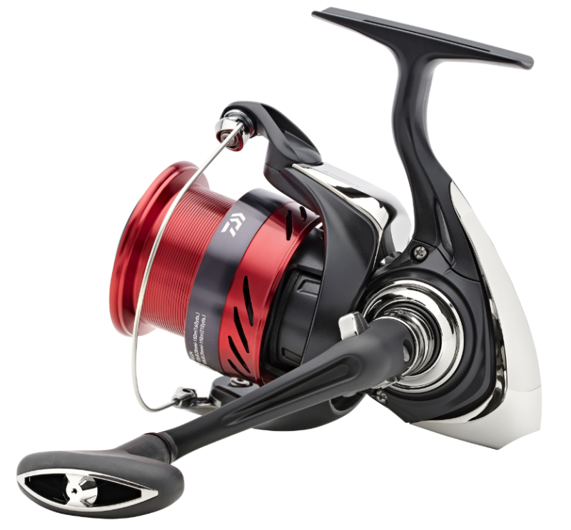 Макара с преден аванс DAIWA 23 NINJA MATCH & FEEDER с червена макара и ергономична дръжка.