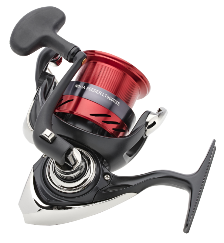 Макара с преден аванс DAIWA 23 NINJA MATCH & FEEDER с червена шпула и модерен дизайн.