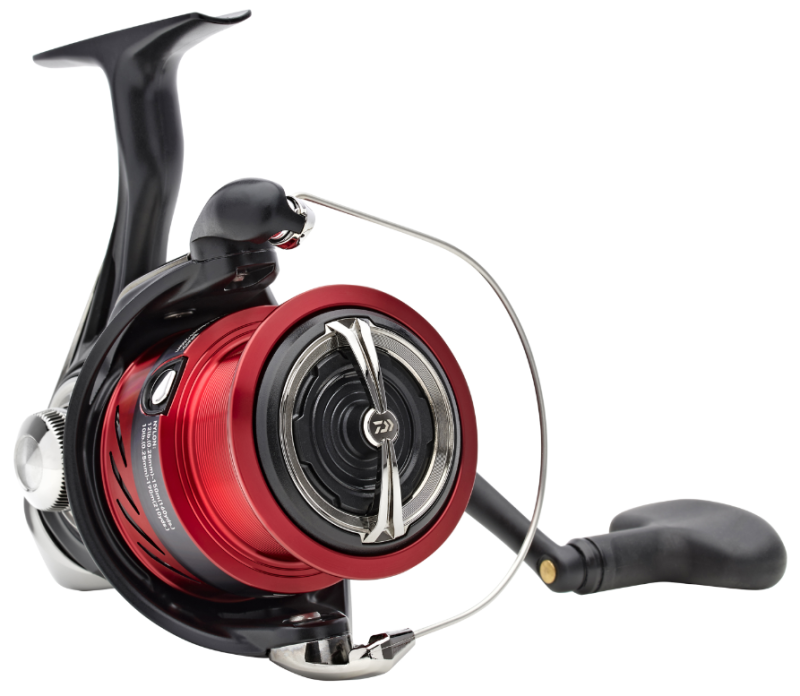 Макара с преден аванс DAIWA 23 NINJA MATCH & FEEDER в червен и черен цвят с детайли на механизма.