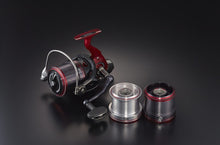 Макара DAIWA 23 EMBLEM SURF 45 SCW QD TYPE-R с две допълнителни шпули на черен фон.