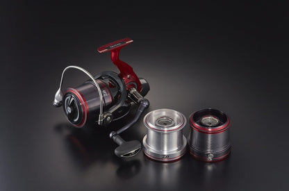 Макара DAIWA 23 EMBLEM SURF 45 SCW QD TYPE-R с две допълнителни шпули на черен фон.