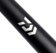Щекерна дръжка за кеп DAIWA 24 MATCHMAN LANDING NET HANDLE - 3.00 метра, детайл на карбоновата повърхност