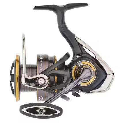 Макара с преден аванс DAIWA LEGALIS LT 20 в черен и златен цвят, показваща детайлите на дизайна и механизма.