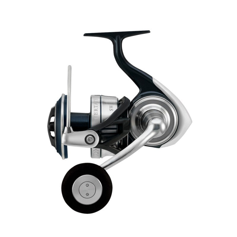 Макара за морски риболов - 21 DAIWA CERTATE SW 5000/6000-XH в бяло и синьо, проектирана за екстремни условия.